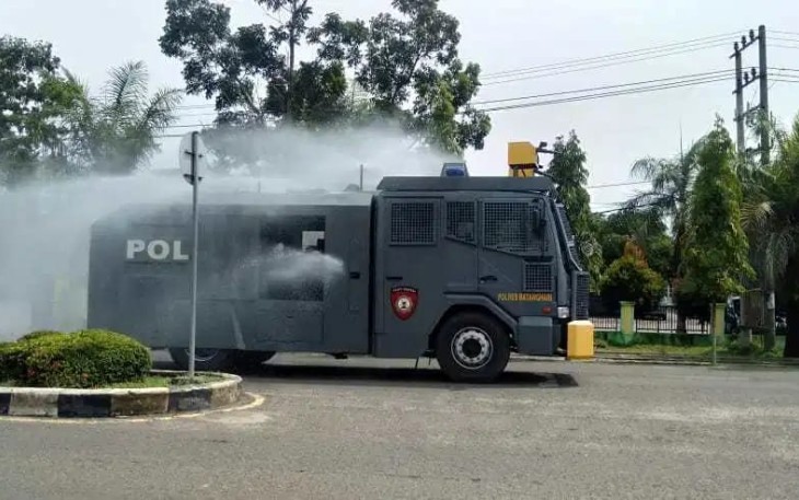 Polres Batang Hari Semprotkan Disinfektan