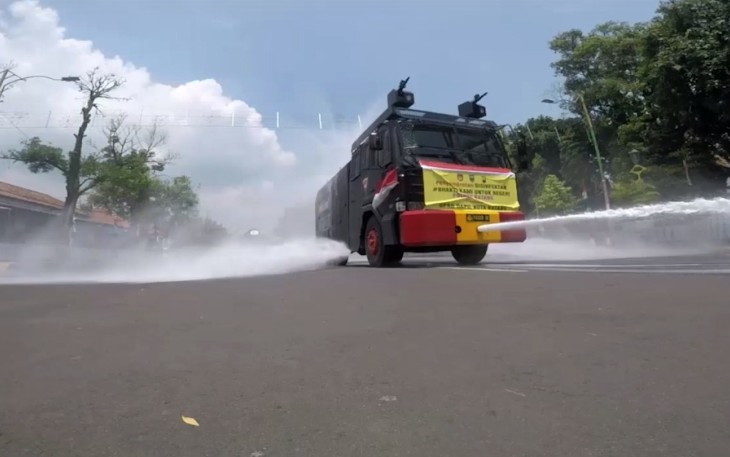 DPRD Bersinergi Dengan Polres dan Kodim Batang Lakukan Penyemprotan Gunakan Water Cannon