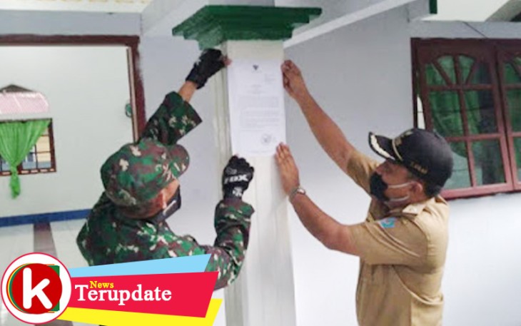 Lurah kakenturan dua bersama Babinsa tempelkan maklumat Kapolri