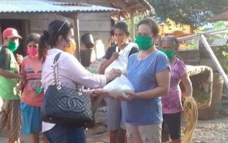 Lusya Setitit Bagi Sembako Bagi Para Janda