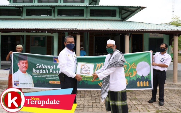 Direktur BUBU dan TIK Hang Nadim Suwarso memberikan bantuan kepada Imam Masjid di salah satu Masjid di Kota Batam