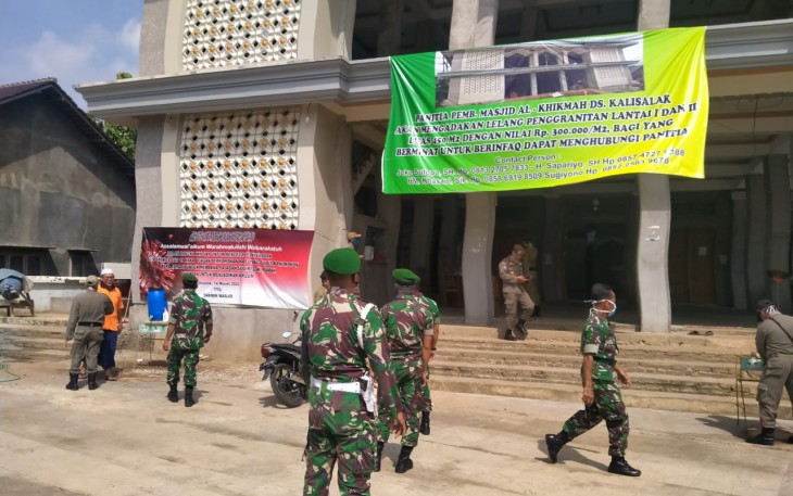 Petugas Intensifkan Penggulungan Karpet Saat Covid-19