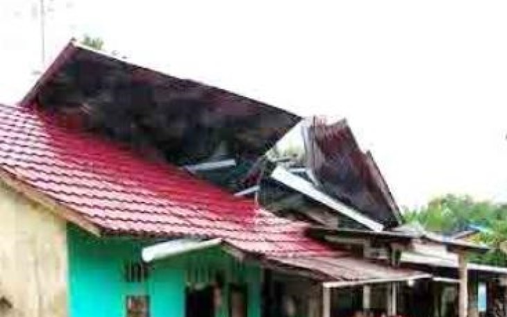 Atap seng rumah warga di Aceh Singkil yang rusak dihantam angin kencang.