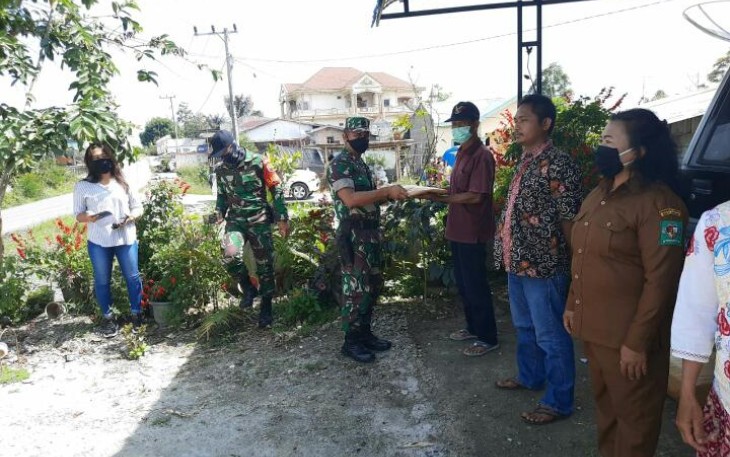 Bingkisan Dari Dansatgas TMMD Kodim 0207/SML untuk Orang Tua Asuh