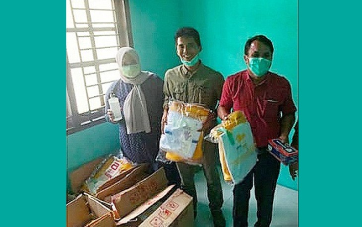 Anggota DPRK Aceh Singkil selaku Tim Pemantau Percepatan kerja gugus tugas penanganan covid-19 setempat yang mendapat jadwal piket di posko saat ikut menerima kedatangan APD.