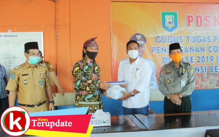 Wakil Gubernur Bengkulu Dedy Ermansyah secara simbolis menerima bantuan APD dan Face Shield dari Badan Musyawarah Provinsi Bengkulu (BMPB) Jabodetabek