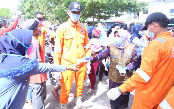 Pemko Bagikan Masker dan Hand Sanitizer Kepada Masyarakat