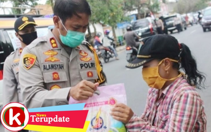 Polres OKI 'Door to Door' Bagikan Sembako Kepada Masyarakat