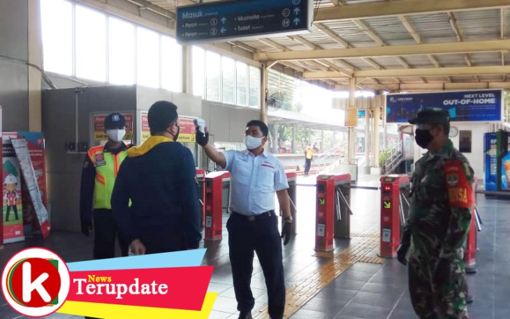 Anggota Koramil 02/Btc Pantau Stasiun KA Poris Gaga