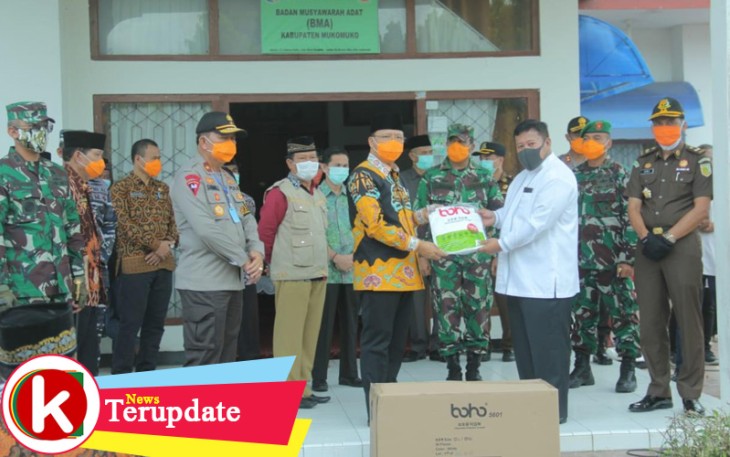 Gubernur Bengkulu Rohidin Mersyah saat menyerahkan bantuan