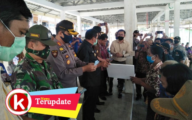 Penyerahan BLT yang bersumber dari Dana Desa kepada warga Samosir