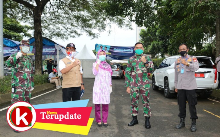 Anggota Koramil 01/Tgr Bagikan Puluhan Masker Kepada Pedagang Pasar Induk