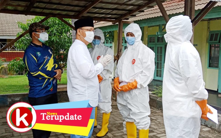 Gubernur Bengkulu Rohidin Mersyah saat menyapa langsung para tenaga medis yang jalani isolasi