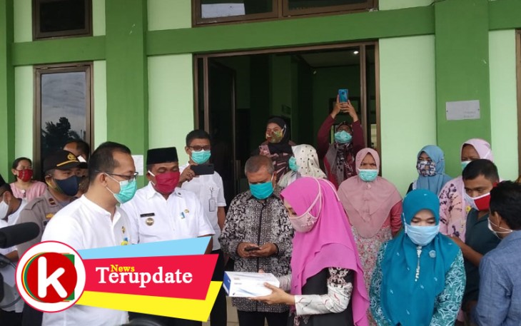 Ibu Plt Gubernur Aceh Dyah Erti Idawati menyerahkan APD medis ke RSUD Aceh Singkil.