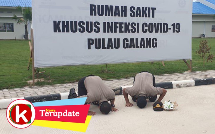 Dua personel Polda Kepri saat melakukan sujud syukur usai dinyatakan sembuh dari Covid-19