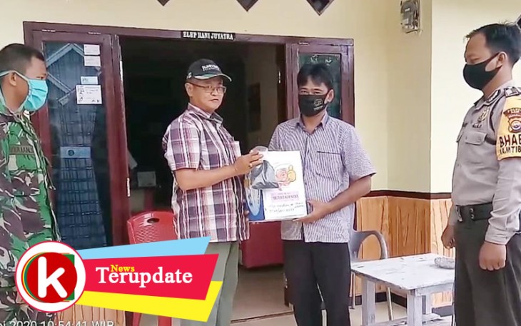 Penyerahan masker dari Ko Aeng meneger Tambak Udang Tratai Farm ke pihak Pemerintahan Desa Suka Banjar.