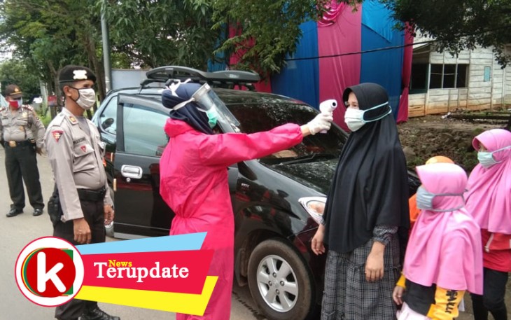 Petugas saat mengecek suhu badan salah seorang pengendara