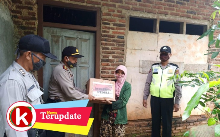 Kapolsek Wonotunggal Iptu Sayoko didampingi Ps. Kasi Humas Aiptu Suprihono saat memberikan paket sembako kepada warga tedampak Covid-19