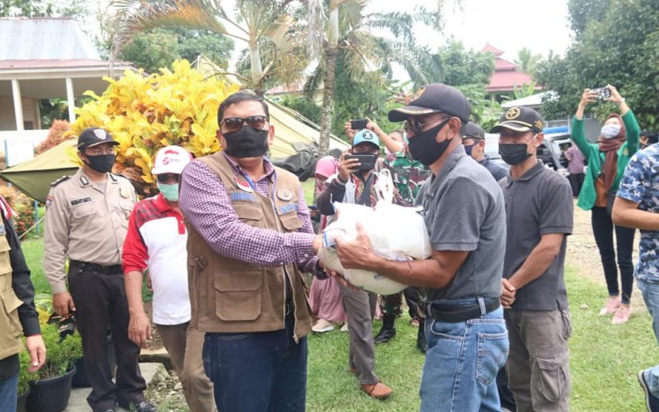 Bupati Bengkulu Utara Mian Salurkan Bantuan Paket Sembako Program JPS 