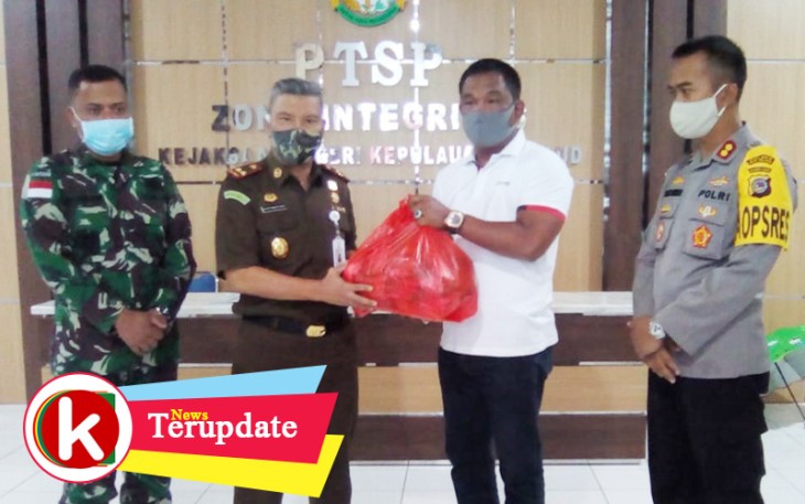 Fahmi Oksan Awulle Kembali Salurkan Bansos ke Warga Melonguane