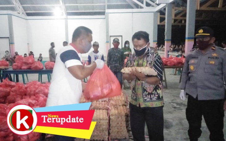 Fahmi Oksan Awulle SH salurkan bansos kepada masyarakat