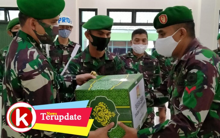 Dandim 0506/Tgr Serahkan Bingkisan Lebaran Kepada Anggota dan PNS