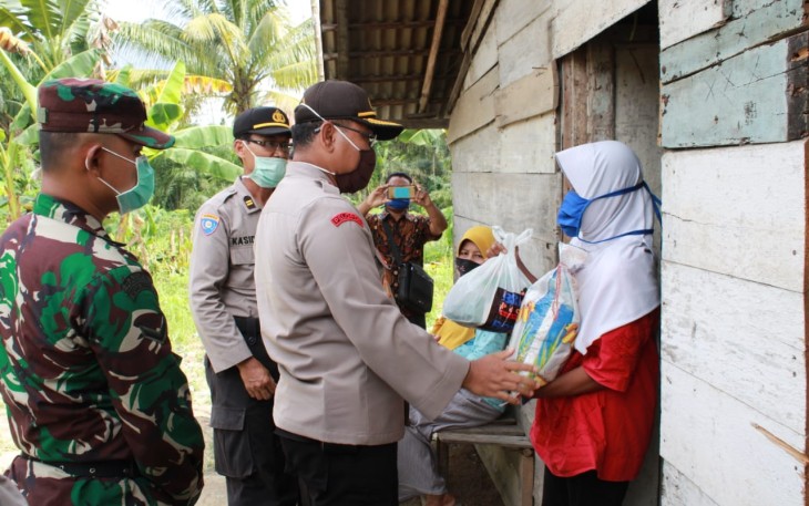 Kapolres Batanghari AKBP Dwi Mulyanto SIK SH saat berikan Paket Sembako di Desa Panerokan Bajubang