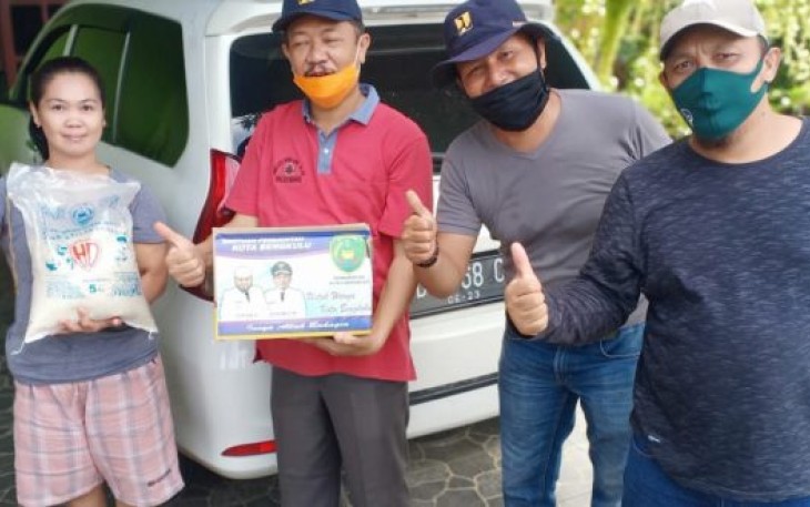Plt Kadis PUPR Kota Bengkulu Noprisman ST Turun Langsung Bagikan Sembako Pada Warga 