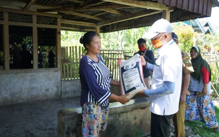 Bupati Bengkulu Selatan Gusnan Mulyadi Bagikan Langsung Bantuan Cadangan Beras Pemerintah Door to Door 