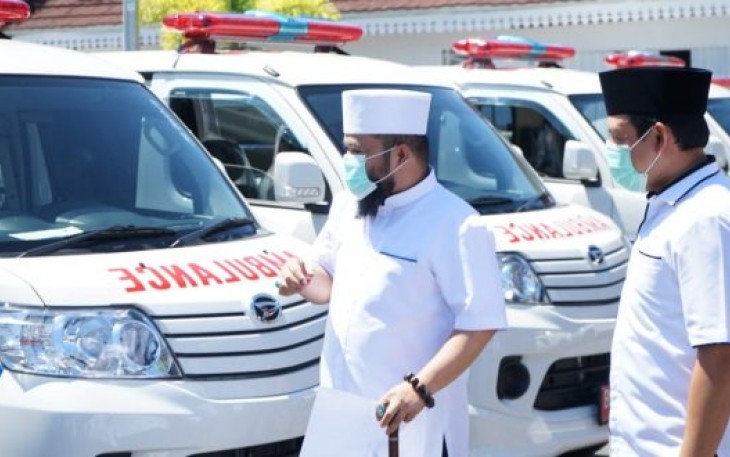 Wali Kota Bengkulu Helmi Hasan dan Wakil Wali Kota Bengkulu Dedy Wahyudi Saat Menyerahkan Secara Simbolis Bantuan Ambulans di Balai Kota