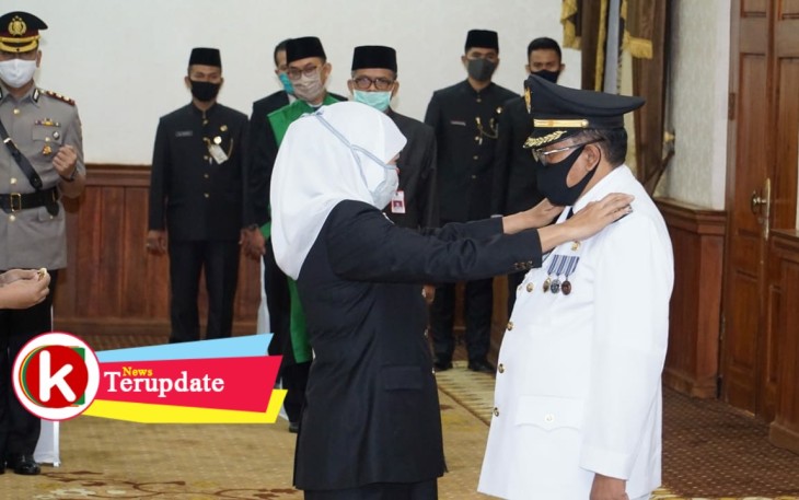 Plt Wali Kota Blitar Santoso Saat di Lantik Gubernur Jawa Timur Khofifah Indar Parawansa Sebagai Wali Kota Blitar 