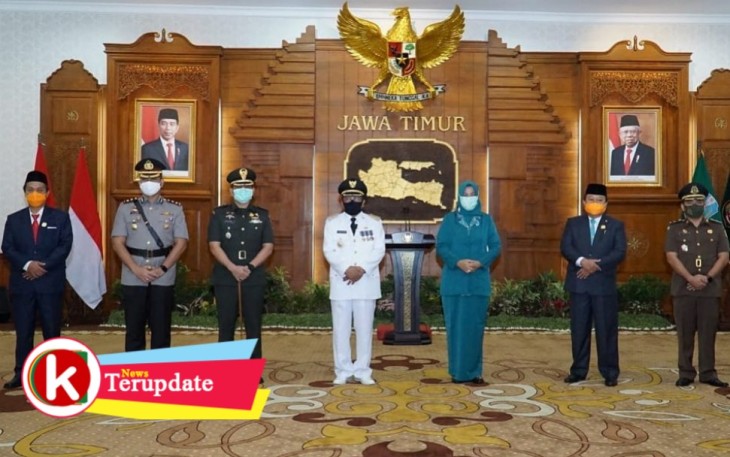 Pimpinan DPRD Kota Blitar (paling kiri dan nomor dua dari kanan) di Acara Pelantikan Wali Kota Blitar Santoso 