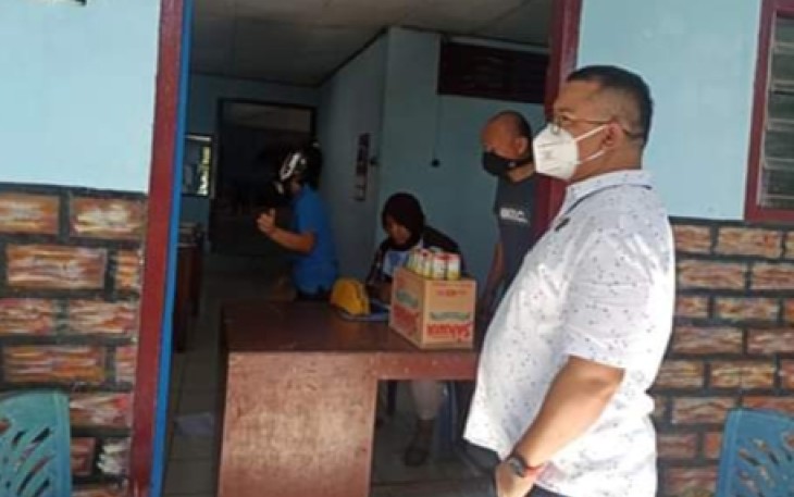 Ketua DPRD kota Bitung gunakan kemeja putih dan masker putih