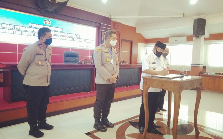 Plt Walikota Blitar Santoso saat menandatangani MoU dengan Polres Blitar Kota (foto: Faisal NR / Klikwarta.com) 