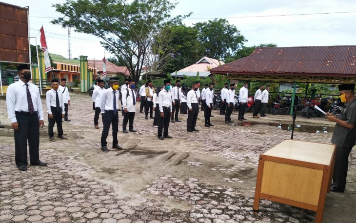 Camat Singkil Sofian saat melantik puluhan BPKamp dari 15 Kampung Setempat.