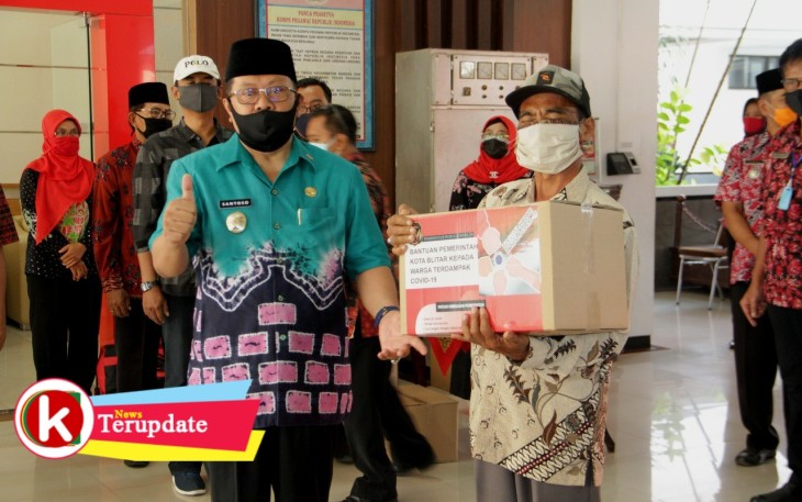 Plt Walikota Blitar Santoso saat menyerahkan bantuan kepada penerima manfaat (foto : Faisal NR / Klikwarta.com) 