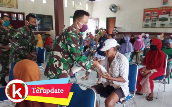 Kodim 0736/Batang Bagikan Zakat ke Warga Tidak Mampu Terdampak Covid-19