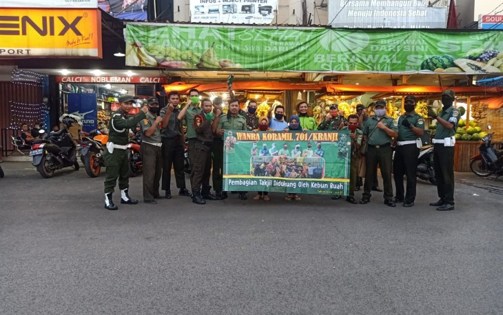 Babinsa Koramil 01/Kranji Bersama Wanra 701 Bagi Takjil Untuk Warga 