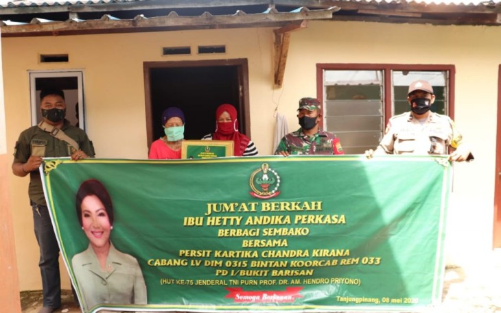 Persit KCK LV Kodim 0315/Bintan Bagikan Ratusan Bingkisan Sembako Pada Warga Terdampak Covid-19