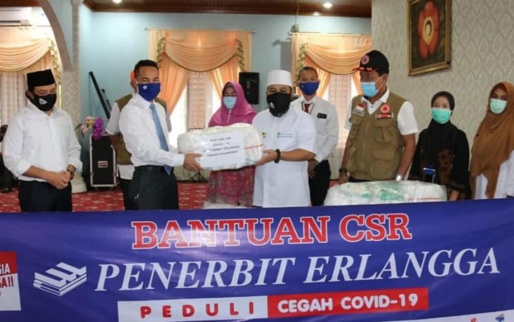 PT Penerbit Erlangga Sumbangkan APD dan Masker Untuk Tenaga Medis Kota Bengkulu 