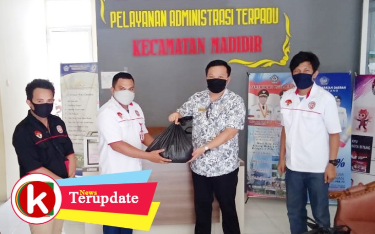 Ketua DPC JPKP Madidir bersama Camat Madidir salurkan bantuan