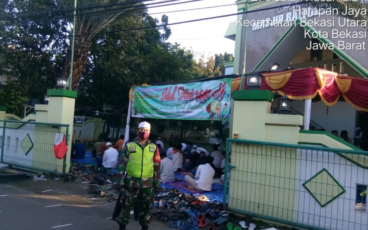 Babinsa Kali Baru Koramil 01/Kranji Laksanakan Protokol Covid-19 Pada Sholat Idul Fitri Di Mesjid Baiturahman Zona Hijau
