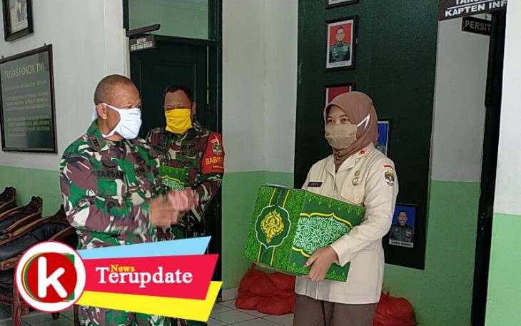 Danramil 04/Ciledug Serahkan Bingkisan Lebaran dan THR Kepada Anggota dan PNS