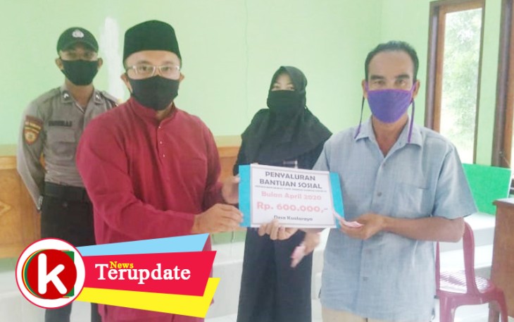 Warga Desa Kualaraya saat menerima BST Terdampak Covid-19