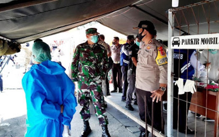 Dandim 1310/Bitung dan Kapolres Bitung Pantau Rapid Test Personil Gabungan Tim Gugus Tugas Covid-19