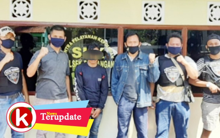 Tersangka (diborgol) saat diamankan tim Macan Komering