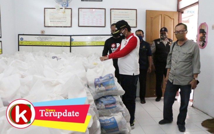 Wakil Wali Kota M Jumadi saat mengecek bantuan