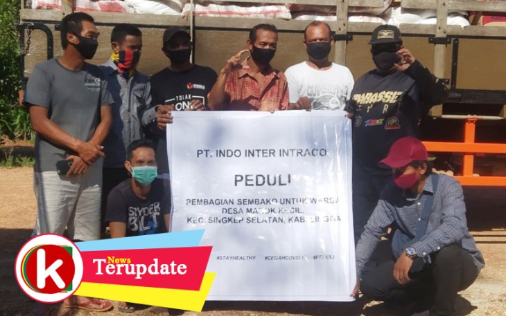 PT. Indo Intraco Bagikan Sembako ke Warga Desa Marok Kecil