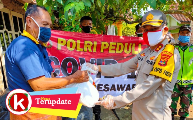 Polres Pesawaran Bagi Sembako ke Warga Terdampak Covid-19 di 4 Kecamatan 