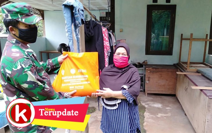 Dukung Program PSBB Koramil 05/Ciputat Turunkan 2 Personil Bagikan Beras 